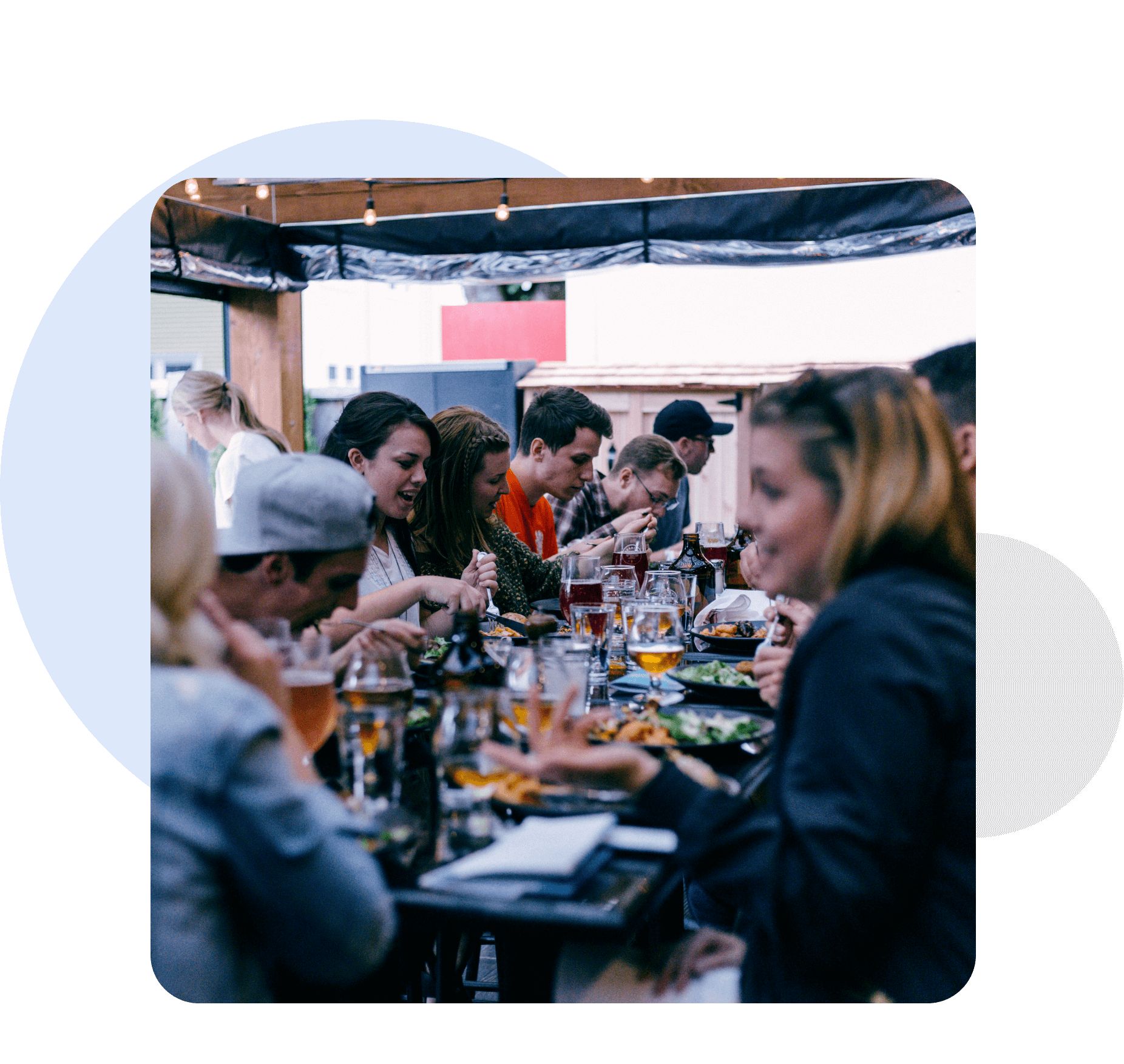 Menschen sitzen an einem Tisch und genießen Essen und Getränke