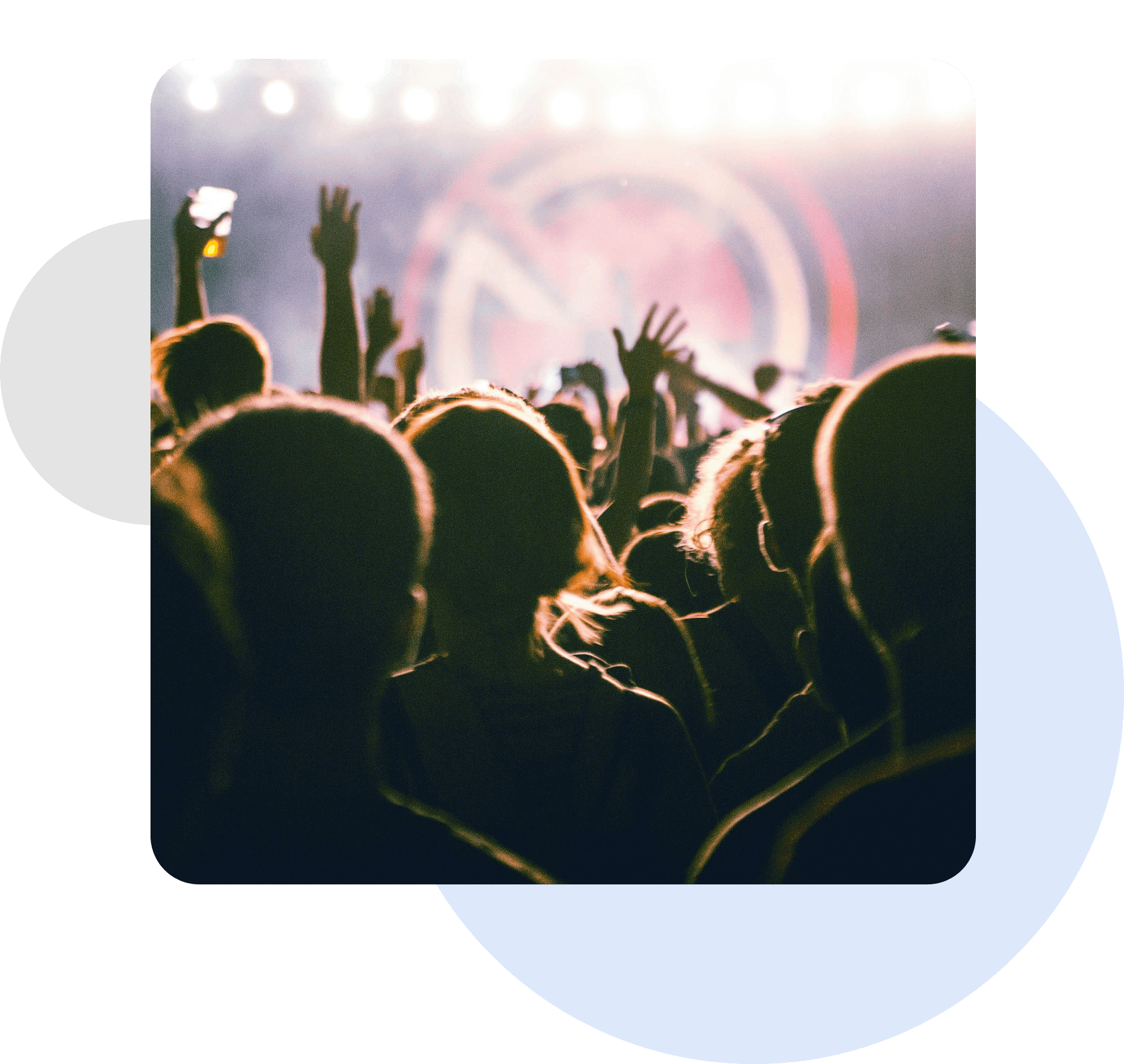 Menschenmenge vor einer Bühne, Hände in der Luft, im Hintergrund leuchtende Bühne