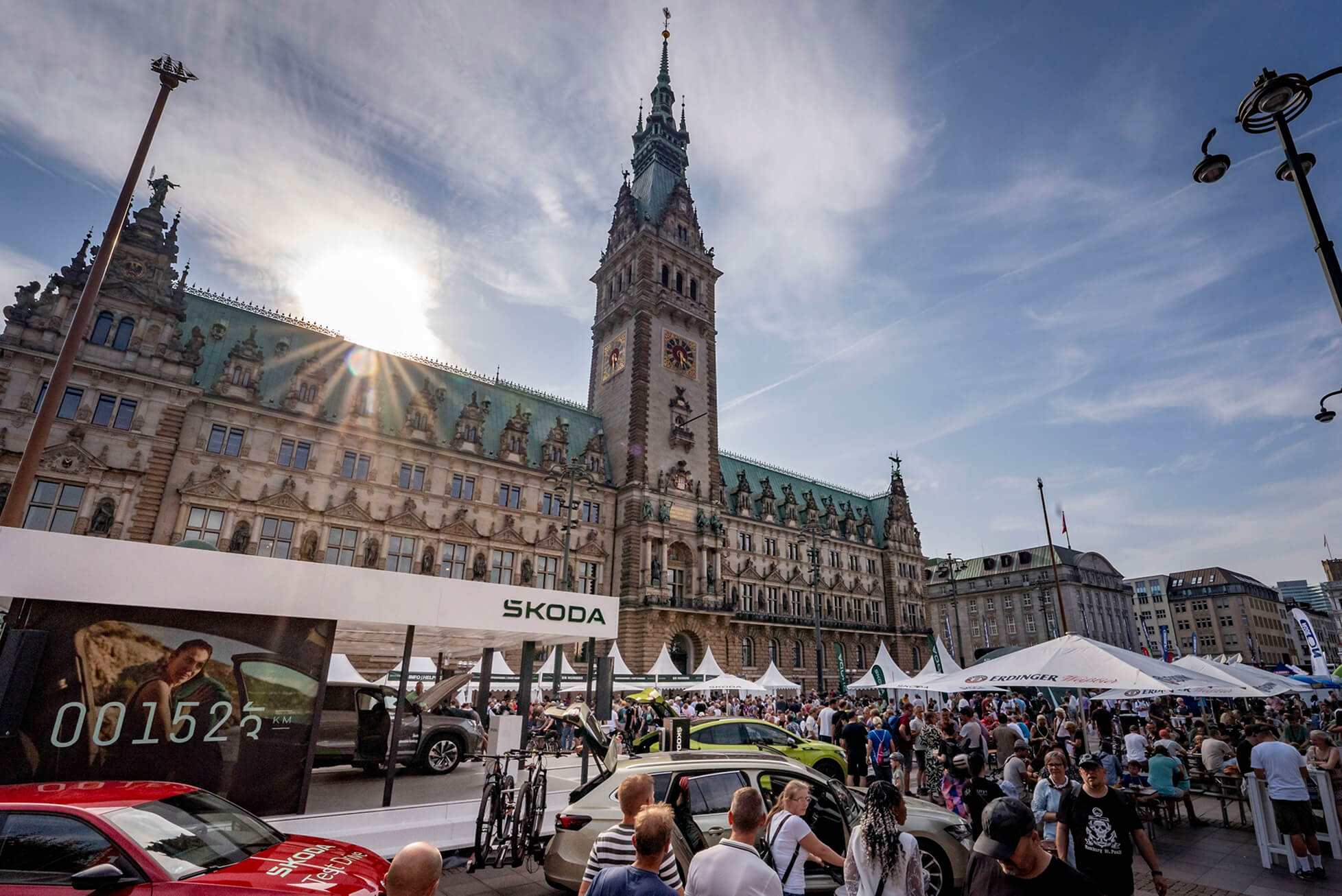 Hamburgs imposantes Rathaus im Hintergrund, während Menschen ein Event genießen.